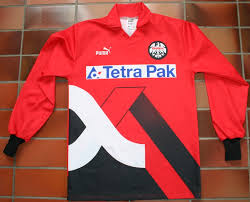 The collar has the club's sge initials with the eintracht eagle proudly in black on the chest. Eintracht Frankfurt 1993 1994 Home Shirt Club 25 Football