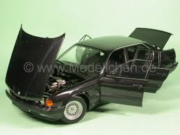 Quintessential bmw design cues give the bmw 7 series an authoritative presence from every angle, both in short or long wheelbase form. Bmw E32 7er 730i Schwarz Modellauto Minichamps 1 18