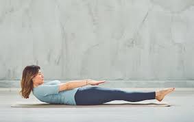 Prima di cominciare voglio però ricordarvi che la prima cosa da fare per chi vuole cimentarsi nella disciplina del pilates, è seguire delle lezioni con un istruttore competente. 5 Esercizi Di Pilates Da Fare Ogni Giorno Deabyday