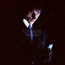lovepik صورة jpg 501472249 id صورة فوتوغرافية بحث صور الرجل أعمال حمل تلفون متحرك في الظلام