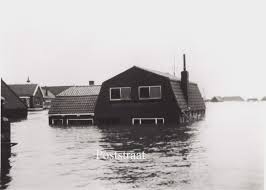 Een overstroming is een gebeurtenis waarbij een aanzienlijke hoeveelheid water uit een zee, rivier of meer plaatsen bereikt die normaal gesproken niet onder water staan. Watersnoodramp 1953 Canon Van Nederland