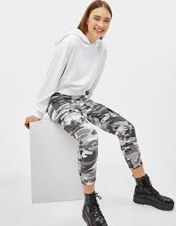 Bershka Black Cargo Pants With Chain Cargobroek Camouflage Broeken Bershka Netherlands Cargobroek Camouflage Broek Broek Outfit