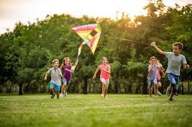 Lo único que hay que hacer es perseguir corriendo a la es uno de los mejores juegos infantiles tradicionales al aire libre. Juegos Al Aire Libre Deportivos Para Ninos Y Super Divertidos