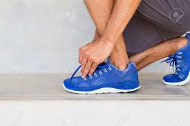 En général, vous devez opter pour un modèle doté d'une surface plate faite de gomme. Homme Lacage Des Chaussures De Sport Dans La Salle De Gym Concept D Exercice De Sport Banque D Images Et Photos Libres De Droits Image 73771479