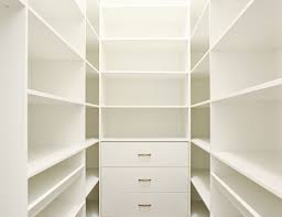 Le cabine armadio ikea sono progettate e realizzate per offrire una massima organizzazione dello spazio, permettendo anche di personalizzarle con gli accessori dell'azienda. Idee Per Grandi E Piccole Cabine Armadio Hundredrooms