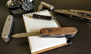 The wood saw and scissors combined with the two standard knife blades and openers. First Look Victorinox Huntsman Wood Revisionen Tests User Pics Www Tacticalforum De