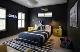 Lampu malam kaca dan furnitur berbahan logam menambah kesemarakan ruangan. 9 Desain Kamar Tidur Warna Gelap Untuk Tidur Nyenyak Anda Doripos