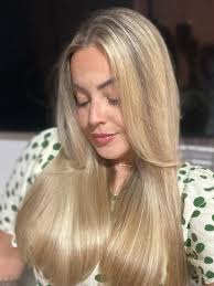 D-Pantenol, proteina hidrolisada de seda , queratina hidrolisada, ceramidas  e silicones volateis que nao acumulam nos fios como a Dimeticona PEG 12.  Você pode misturar em cremes a quantidade recomendada para uso