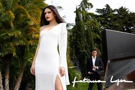 Natural da ilha da madeira, fátima lopes cresceu na cidade do funchal.desde criança revelou um interesse pelo mundo da moda e durante a sua adolescência, insatisfeita com a roupa que era vendida no funchal, começou a criar roupas para si própria. Fatima Lopes Facebook