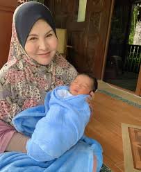 Kenali bonda rozita ibrahim, ibu kepada usahawan dato aliff syukri yang cukup dikagumi ramai ini. Pegang Haiwan Tak Geli Uri Anak Geli Netizen Oren Laici