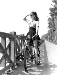 Susan Peters Riding Her Monark Bicycle Along The Pacific Palisades At Santa Monica 1942 Mit Bildern Fahrrad Mode Fahrradmode Alte Bilder