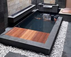 Nah, supaya tampilan eksterior rumah lebih impresif, kamu biasanya kolam ikan di halaman rumah dibuat dari susunan batu alam untuk memberikan kesan natural. Kolam Koi Minimalis Tukang Taman Jogja Jasa Taman Di Jogja