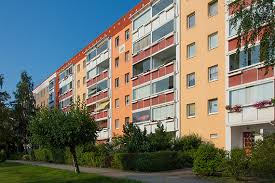 Die raumaufteilung umfasst ein wohnzimmer, eine geräumige küche, ein tageslichtbad mit dusche sowie ein schlafzimmer. 5 Raum Wohnung Rostock Gunstig Mieten