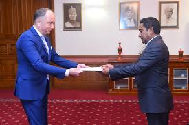 Uttama savanayana thai finance minister received ambassador szilveszter bus, ambassador. New Hungarian Ambassador Presents Credentials To The President The President S Office