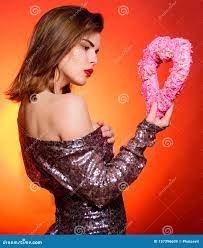 Saludo Romántico Momentos De Intimidad Sea Mi Tarjeta Del Día De San  Valentín Muchacha Sensual Con El Corazón Decorativo Mujer at Imagen de  archivo - Imagen de adorable, saludo: 137396609