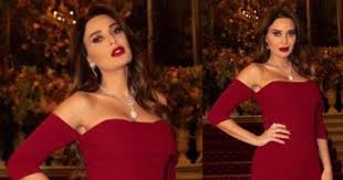 تغييرات جمالية اعتمدتها سيرين عبد النور في اطلالاتها بمسلسل دور العمر وفاجأت الجمهور بها استعدادا لدورها الجديد الذي يبدو بأنها ستلعب به أكثر من شخصية بعدما ظهرت بصور من الكواليس بأكثر من نيو لوك لها، واحدثها تسريحة. Ø³ÙŠØ±ÙŠÙ† Ø¹Ø¨Ø¯ Ø§Ù„Ù†ÙˆØ± ØªØ®Ø·Ù Ø§Ù„Ø£Ù†Ø¸Ø§Ø± Ø¨Ù…Ø¬ÙˆÙ‡Ø±Ø§Øª Ø¶Ø®Ù…Ø© ÙˆÙØ³ØªØ§Ù† Ø£Ø­Ù…Ø± Ø¨Ø¨Ø§Ø±ÙŠØ³ ØµÙˆØ± Ø§Ù„ÙŠÙˆÙ… Ø§Ù„Ø³Ø§Ø¨Ø¹