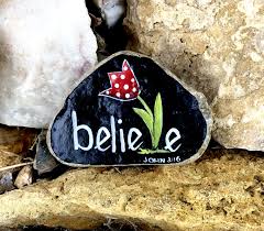 See 50 examples of this extraordinary animal painted rocks. Believe Rock Rock Painting Designs Rock Painting Art Rock Decor