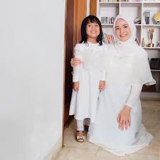 Apalagi lebaran kali ini aktivitas masih dibatasi di dalam rumah. 10 Gaya Kompak Seragam Keluarga Artis Bisa Jadi Insiparasi Lebaran