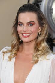 Bazaar charts margot robbie's best hairstyles, including the time she went brunette. Margot Robbie Hair And Makeup Once Upon A Time In Hollywood Popsugar Beauty