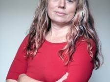 Dichter marjolijn van heemstra draagt voor op de nacht van de poëzie 2014 op 20 september 2014 in tivoli vredenburg, utrecht. Ik Liep Niet Op De Via Gladiola Maar Langs Instellingen Om De Helden In De Zorg In Het Zonnetje Te Zetten Column Qader Shafiq Gelderlander Nl
