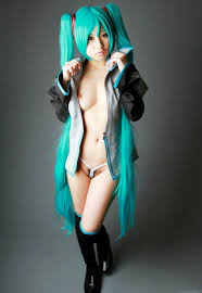 カラフル派手髪レイヤーのヌードエロ画像30枚｜エロ牧場