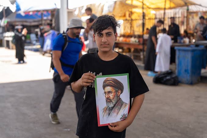 تصاویر/ ابراز ارادت زائران و خادمان اربعین حسینی به سومین رهبر انقلاب -  خبرگزاری حوزه