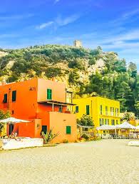 Varigotti Case Sulla Spiaggia Una Giornata Alla Scoperta Del Borgo E Del Mare Di Varigotti Sulla Riviera Ligure Di P Case Sulla Spiaggia In Viaggio Viaggio