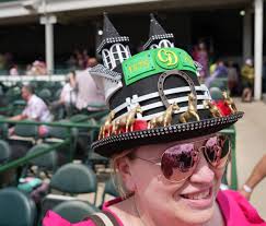 Los sombreros más locos galopan en el Derby de Kentucky