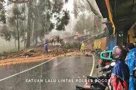 Cuaca buruk yang terjadi di awal tahun menyebabkan musibah banjir dan tanah longsor di sejumlah wilayah di indonesia. Foto Foto Banjir Di Jakarta Dan Jalur Puncak Longsor