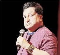 Le rinden homenaje en vivo