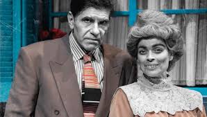 Ευγενική, με σχεδόν παιδική συστολή κι αιφνιδιαστικά έντονο ρεαλισμό, μας μίλησε ένα . Oi Gamproi Ths Eytyxias Me Giannh Mpezo Kai Dafnh Lamprogiannh Sto 8eatro Floka Patrisnews Efhmerida Patris Hleias