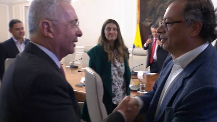 El “tinto” entre Petro y Uribe: estos son los detalles que contaron los  asistentes y las aireadas reacciones que generó el encuentro - Semana