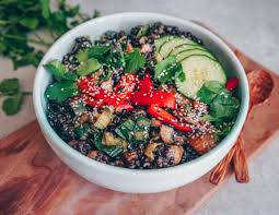 einfacher beluga linsen salat mit datteln gut zum mitnehmen annelina waller rezept beluga linsen salat vegane gerichte salat mit