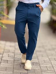 Calça social masculina de alfaiataria feita em poliamida com alto teor de  elastano: leve, moderna e com caimento impecável. O tecido flexível garante  conforto absoluto o dia inteiro, enquanto o acabamento alfaiatado