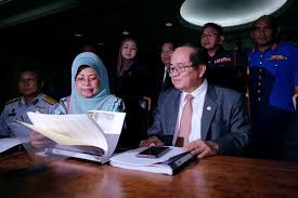 Timbalan ketua menteri sarawak merangkap menteri pembangunan dan pengangkutan tan sri dr james jemut masing dan menteri kewangan kedua negeri, datuk seri wong soon koh diberi tanggungjawab untuk mengkaji perkara itu, kata adenan satem. Bernama Sarawak Garis Lima Tindakan Hadapi Kemarau