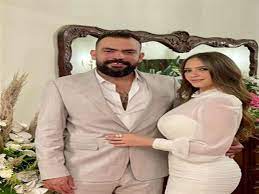 ظهرت المذيعة ميرهان عمرو بطلة جميلة حيث كانت ترتدي فستان أبيض قصير بسيط وجميل له أكمام من الشيفون وتضع بعض المكياج الخفيف الترابي الذي زاد طلتها جمالا أما خالد عليش فقد ظهر بإطلالة جميلة. 1 Jku94md7fjzm
