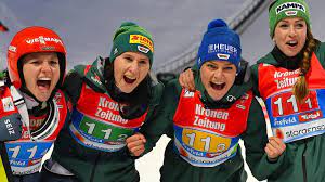 Gräfin paula von lamberg soll 1911 mit wehendem kleid die. Deutsche Skisprung Frauen Gewinnen Gold Im Ersten Wm Teamwettbewerb