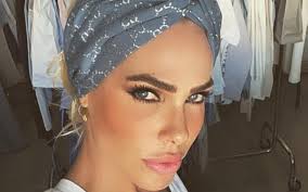 Ilary blasi fa i boccoli a casa: Ilary Blasi In Tears Cruel To Die Like This Curler Ruetir