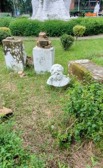 ঢাকা বিশ্ববিদ্যালয়ের স্বাধীন সংগ্রাম ভাস্কর্য চত্বর ৫ আগস্টের ঘটনার পর  থেকে ক্ষতিগ্রস্ত অবস্থায় পড়ে রয়েছে। দীর্ঘ সময় পেরিয়ে গেলেও দৃশ্যমান  কোনো সংস্কারকাজ হয়নি ঐতিহাসিক এই স্থাপনাটির।, ...