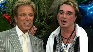Due to their dependence on white tigers for their act, the duo started a tiger breeding program. Siegfried Und Roy Waren Die Magier Tatsachlich Ein Paar Promiflash De