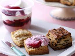 池袋の期間限定カフェで味わう カラフルなクリーム スコーンの新スタイル るるぶ more スコーン クリーム カフェ