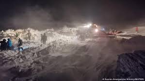 Перевод слова avalanche, американское и британское произношение, транскрипция, словосочетания, примеры использования. Russia 3 Killed In Ski Resort Avalanche News Dw 09 01 2021