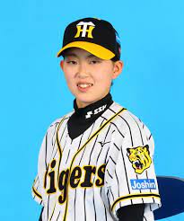 阪神タイガースの選手一覧（はんしんタイガースのせんしゅいちらん）は、阪神タイガースに所属している選手・監督・コーチの一覧である。 背番号 名前 役職 88 矢野燿大 監督 99 井上一樹 ヘッドコーチ 85 福原忍 投手コーチ 73 ä¸¡ä¸¹æ—¥æ—¥æ–°èž æ¤æ'ç¾Žå¥ˆå­æŠ•æ‰‹ãŒé˜ªç¥žã‚¿ã‚¤ã‚¬ãƒ¼ã‚¹ã‚¦ã‚£ãƒ¡ãƒ³å…¥å›£ æˆç¾Žå‡ºèº«2é¸æ‰‹ã‚‚ ãƒ‹ãƒ¥ãƒ¼ã‚¹