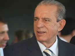 Com escassez de recursos, campanha de Iris Resende muda equipe