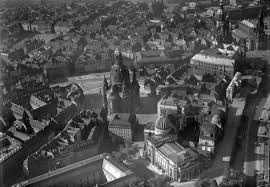 Nach den bombardierungen im februar 1945 beginnen helfer und. Neumarkt Architektur Klassisch Gesellschaft Historischer Neumarkt Dresden E V