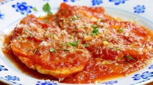 Con la carne de este ave se pueden preparar infinidad de recetas, desde unas sencillas pechugas de pollo caseras en salsa de limón, hasta unas alitas de pollo al horno sin aceite. Pechugas De Pollo En Salsa De Tomate Cocina Casera Y Facil