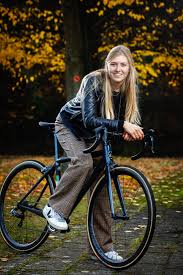 Vandaag zijn sarah en ik vijf jaar samen, vertelt van aert op sociale media. Sarah De Bie De Sterke Vrouw Achter Wout Van Aert 2018 Mo Gazet Van Antwerpen Mobile