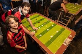 Liga jungs de futebol de botão , vida longa ao futebol de mesa , brincadeira de infância , 3. Espaco Mantem Viva A Tradicao Do Futebol De Botao Em Sao Paulo Esportes R7 Futebol