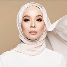 Selain itu, pemuda ini juga merupakan suami tercinta kepada ikon usahawanita. Vivy Yusof Height How Tall Is Vivy Yusof