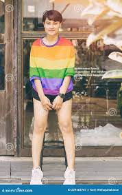 Portret Lgbt Transgender Shemale of Vrouwen Met Een Kort Haar - Vrolijke  Glimlach Aziatische Race Met Een Regenboogshirt Stock Afbeelding - Image of  lichaam, aseksueel: 229463767